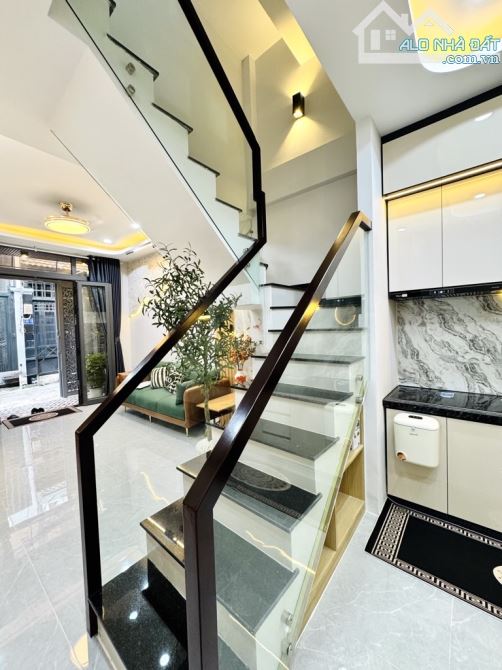 Nhà Đẹp Hẻm Xe Hơi Sát Mặt Tiền Hoàng Văn Thụ- 37m2- Nở Hậu- Vuông- 3 Tầng- 4 PN- Nhỉnh 8T - 3