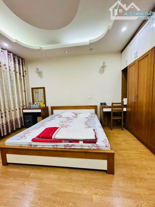 Lô góc Huỳnh Thúc Kháng, phân lô ô tô tránh đỗ, yên tĩnh ở thích, cầu thang cuối, gara 45m