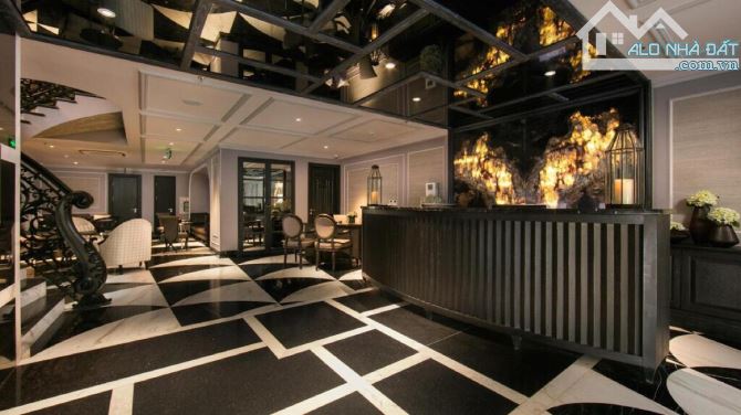 KHÁCH SẠN 5* MẶT PHỐ ĐÌNH NGANG TT HOÀN KIẾM 180m2, 9T, MT 8m, 250 TỶ, DÒNG TIỀN~25 TỶ/NĂM