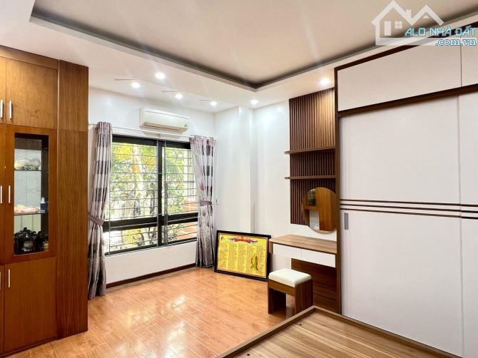 Bán Nhà Ngay Quận UỶ Cầu Giấy - Lô Góc - Gần Hồ