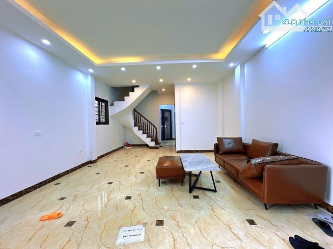 LÔ GÓC 3 MẶT NGÕ HOÀNG QUỐC VIỆT 55m2, 6T THANG MÁY, MT 5.5m - 21 TỶ GARA ÔTÔ, KINH DOANH