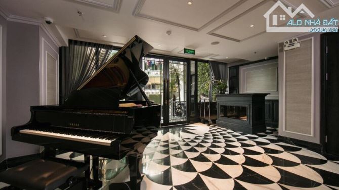 KHÁCH SẠN 5* MẶT PHỐ ĐÌNH NGANG TT HOÀN KIẾM 180m2, 9T, MT 8m, 250 TỶ, DÒNG TIỀN~25 TỶ/NĂM