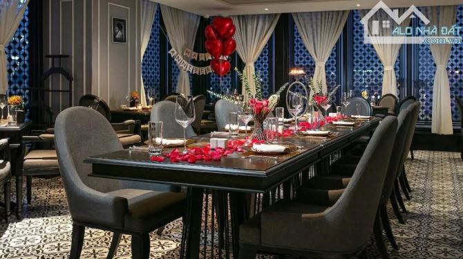 KHÁCH SẠN 5* MẶT PHỐ ĐÌNH NGANG TT HOÀN KIẾM 180m2, 9T, MT 8m, 250 TỶ, DÒNG TIỀN~25 TỶ/NĂM