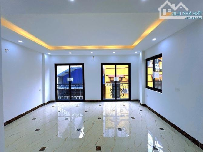 LÔ GÓC 3 MẶT NGÕ HOÀNG QUỐC VIỆT 55m2, 6T THANG MÁY, MT 5.5m - 21 TỶ GARA ÔTÔ, KINH DOANH