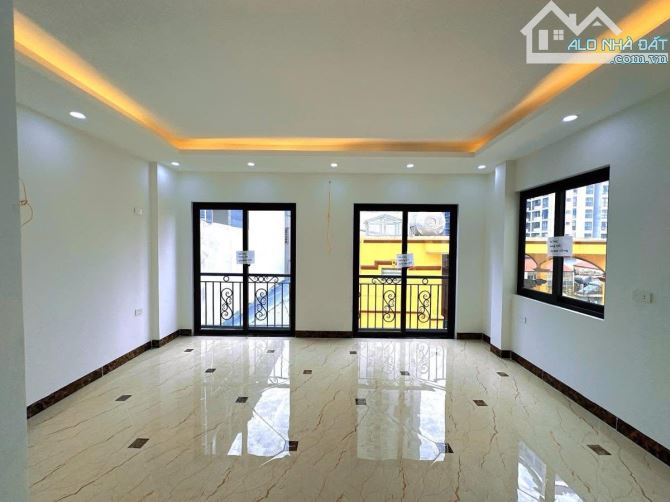 LÔ GÓC 3 MẶT NGÕ HOÀNG QUỐC VIỆT 55m2, 6T THANG MÁY, MT 5.5m - 21 TỶ GARA ÔTÔ, KINH DOANH