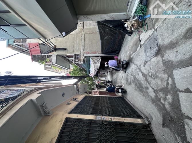 Bán đất tặng nhà 4 tầng phố Trần Khát Chân - Mặt ngõ thông ô tô 7 chỗ vào nhà, giá đầu tư