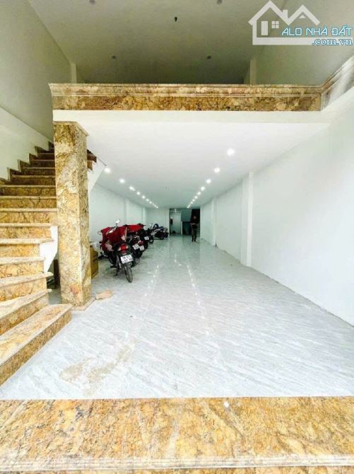 Phương Mai - Tòa nhà văn phòng - View hồ Kim Liên - Ô tô tránh - Vỉa hè rộng