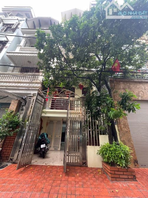 BÁN NHÀ PHÙNG CHÍ KIÊN ĐỂ Ở. 79M², 5 TẦNG, MẶT TIỀN 4.4M. 3 Ô TÔ TRÁNH. GIÁ 28 TỈ