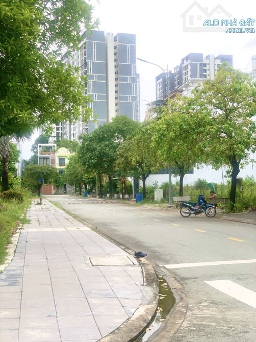 Đất đẹp KDC The Seasons Lái Thiêu DT: 5x20m full thổ cư sổ hồng riêng có sẵn