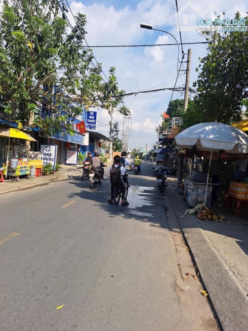 Mặt Tiền Nguyễn Thị Pha Đông Thạnh dòng người đông đúc