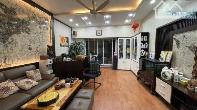 BÁN TÒA VĂN PHÒNG VÀ CĂN HỘ VŨ PHẠM HÀM, DT 88M 7 TẦNG, Ô TÔ, GIÁ 41 TỶ