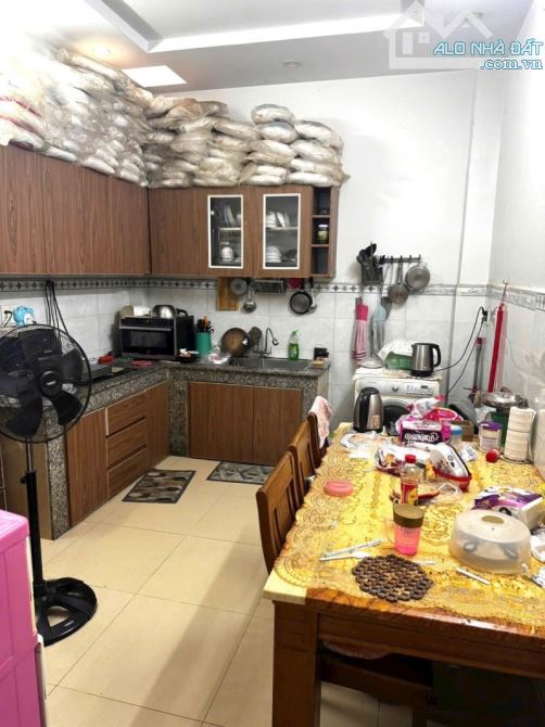 NHÀ ĐẸP GẦN CHỢ, GẦN TRƯỜNG – Ở CỰC THOẢI MÁI CHO GIA ĐÌNH TRẺ – HẺM XE HƠI – CHỈ 4.58 TỶ - 3