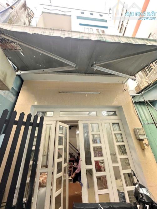 NHÀ ĐẸP GẦN CHỢ, GẦN TRƯỜNG – Ở CỰC THOẢI MÁI CHO GIA ĐÌNH TRẺ – HẺM XE HƠI – CHỈ 4.58 TỶ - 4