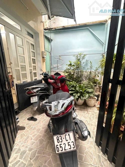 NHÀ ĐẸP GẦN CHỢ, GẦN TRƯỜNG – Ở CỰC THOẢI MÁI CHO GIA ĐÌNH TRẺ – HẺM XE HƠI – CHỈ 4.58 TỶ - 5