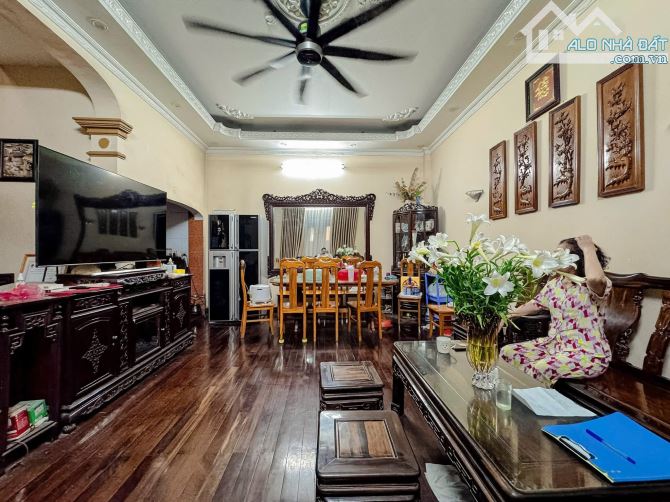 Lô góc Thái Hà, ngõ thông, ô tô đỗ cửa, dân xây chắc chắn, 3 mặt mở cửa sổ, 70m*5T