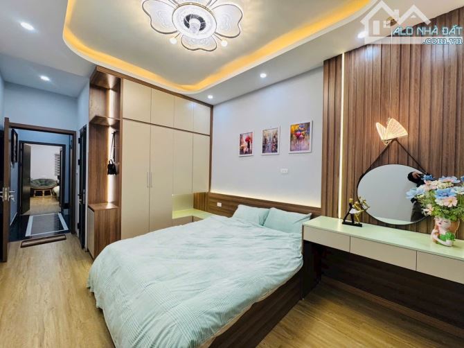 Bán CHDV Hoàng Mai 46m2 lô góc cách oto 50m 8 phòng thang máy 12.8 tỷ