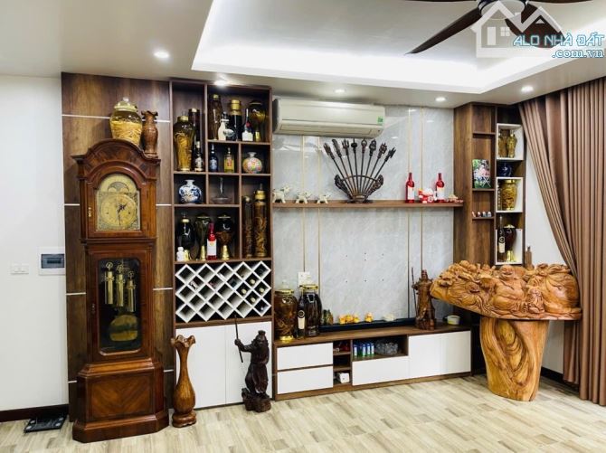 Lạc Long Quân, Kinh doanh, Gara ô tô 45m2, 6 tầng, mặt tiền 5m