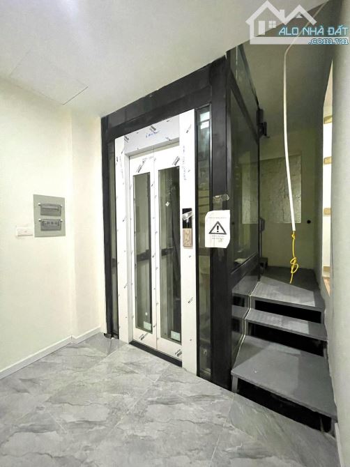 Bán nhà Bùi Xương Trạch, ô tô vào nhà, 7 tầng, MT5m, gồm 19P ngủ, đang cho thuê 100 triệu.