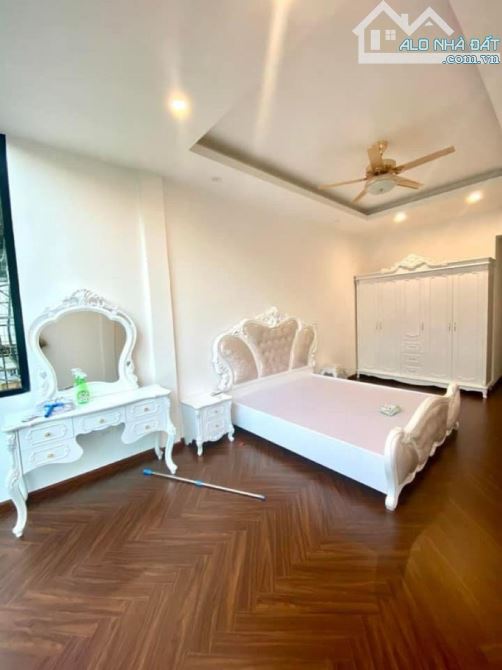 Thái Thịnh: 1 nhà ra phố, ô tô qua, ngõ thông KD, ko QH, chờ xây mới - 60m2