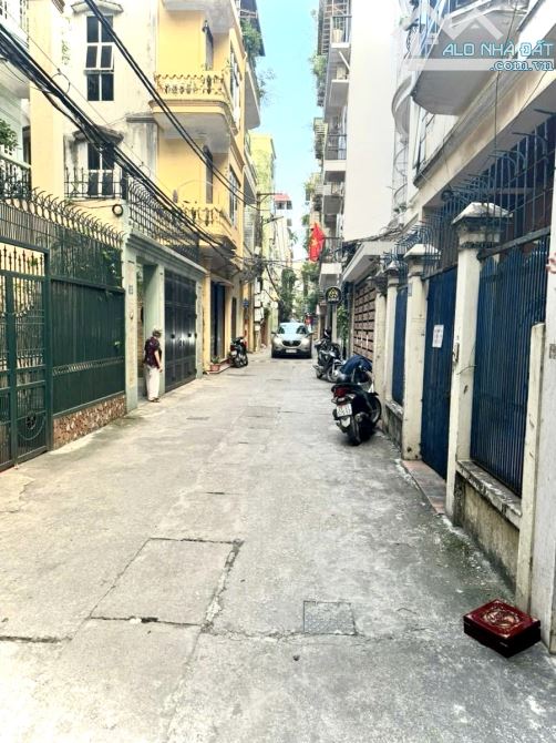 Thái Thịnh: 1 nhà ra phố, ô tô qua, ngõ thông KD, ko QH, chờ xây mới - 60m2