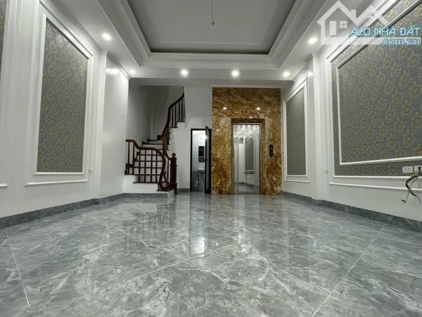 Bán nhà Khúc Thừa Dụ, Cầu Giấy 43 m2, thang máy, 12 tỷ, ôtô 16 chỗ đón đầu ngõ.