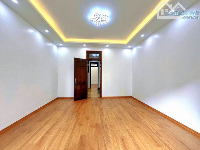 Giảm 2 Tỷ nhà Phân Lô Nguyễn Khánh Toàn Cầu Giấy, 2 mặt ngõ thông 3 ô tô tránh vỉa hè,