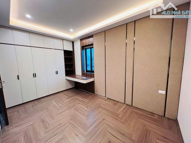 BÁN TOÀ VĂN PHÒNG NGUYỄN KHANG 75m2 - 9T THANG MÁY - 35.5 TỶ - HẦM GARA Ô TÔ - NHÀ MỚI ĐẸP