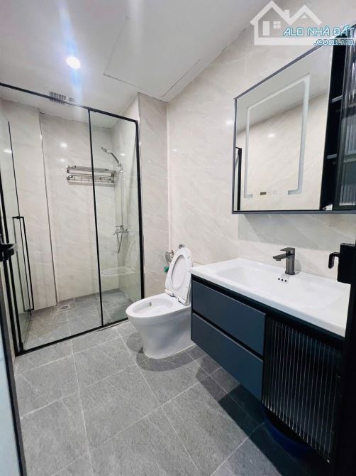 BÁN TOÀ VĂN PHÒNG NGUYỄN KHANG 75m2 - 9T THANG MÁY - 35.5 TỶ - HẦM GARA Ô TÔ - NHÀ MỚI ĐẸP