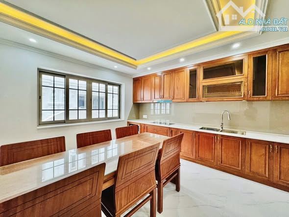 Bán nhà Khúc Thừa Dụ, Cầu Giấy 43 m2, thang máy, 12 tỷ, ôtô 16 chỗ đón đầu ngõ.