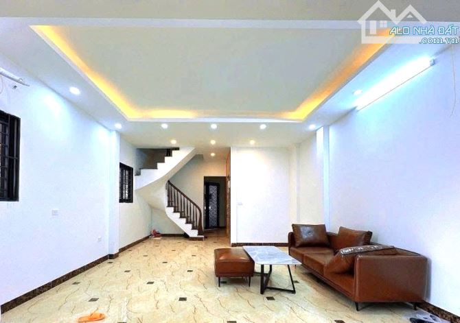 Bán nhà HOÀNG QUỐC VIỆT. Mặt ngõ thông, oto tránh. 5 tầng THANG MÁY. Lô góc 3 mặt thoáng.