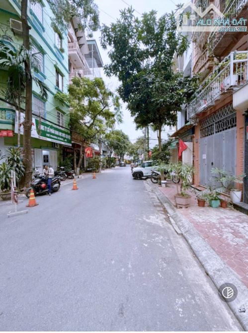 Giảm 2 Tỷ nhà Phân Lô Nguyễn Khánh Toàn Cầu Giấy, 2 mặt ngõ thông 3 ô tô tránh vỉa hè,