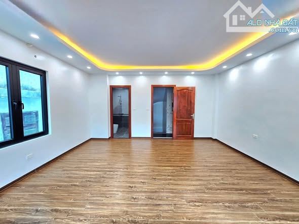 Bán nhà Khúc Thừa Dụ, Cầu Giấy 43 m2, thang máy, 12 tỷ, ôtô 16 chỗ đón đầu ngõ.