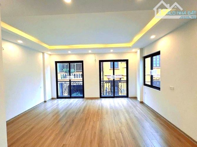 Bán nhà HOÀNG QUỐC VIỆT. Mặt ngõ thông, oto tránh. 5 tầng THANG MÁY. Lô góc 3 mặt thoáng.