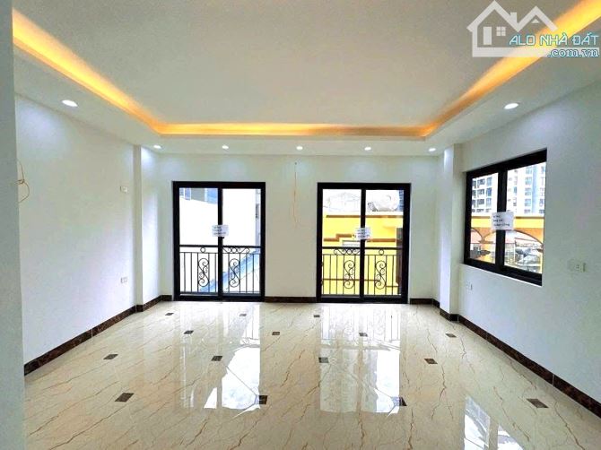 Bán nhà HOÀNG QUỐC VIỆT. Mặt ngõ thông, oto tránh. 5 tầng THANG MÁY. Lô góc 3 mặt thoáng.