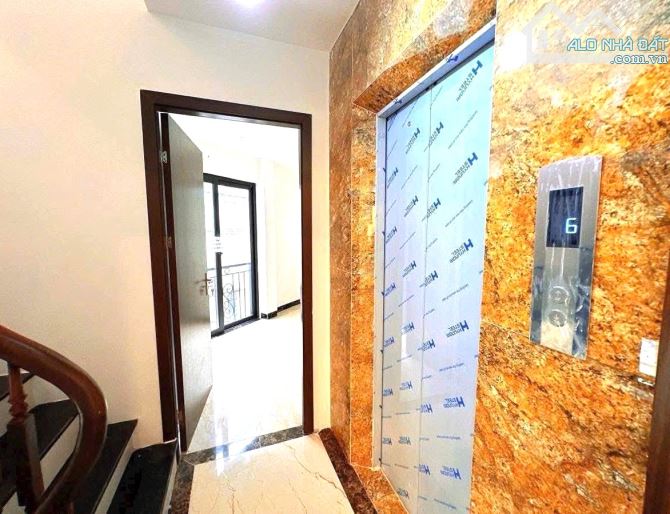 Bán nhà HOÀNG QUỐC VIỆT. Mặt ngõ thông, oto tránh. 5 tầng THANG MÁY. Lô góc 3 mặt thoáng.