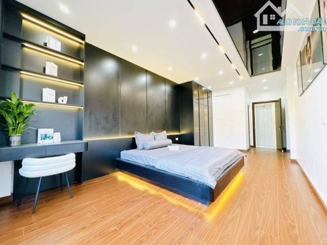 Hàng xóm Times city, ô tô đỗ cửa, view hồ, 30m ra phố,5 tầng thang máy full nội thất.