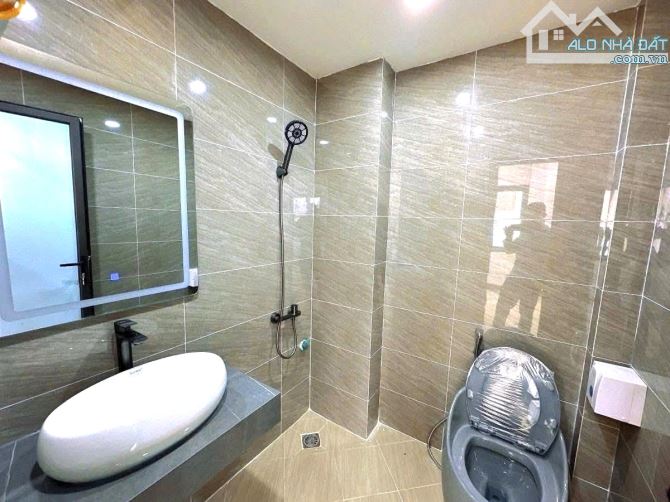 Bán nhà HOÀNG QUỐC VIỆT. Mặt ngõ thông, oto tránh. 5 tầng THANG MÁY. Lô góc 3 mặt thoáng.