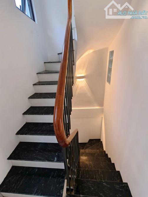 7.5 tầng thang máy mặt ngõ Văn Chương kdoanh sầm uất, vỉa hè, 82m2 hai thoáng. Giá 28.5 tỷ