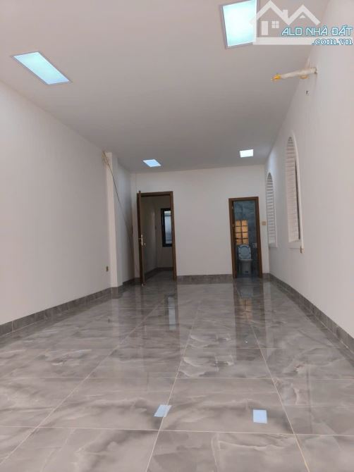 7.5 tầng thang máy mặt ngõ Văn Chương kdoanh sầm uất, vỉa hè, 82m2 hai thoáng. Giá 28.5 tỷ