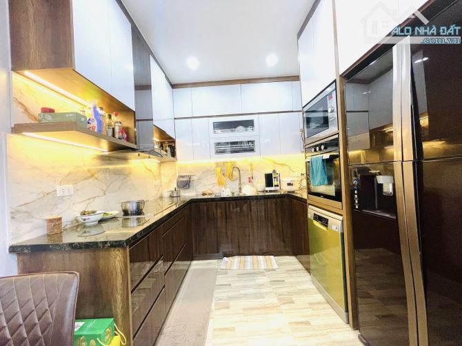 Mặt Tiền 6M Mặt Phố Lạc Long Quân 32 Tỷ Vuông vỉa hè rộng