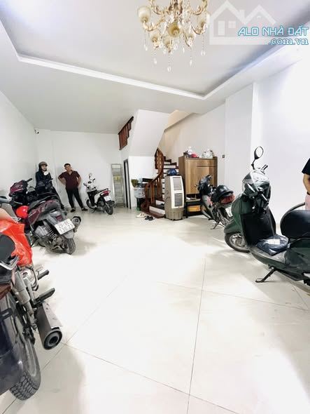 Mặt Tiền 6M Mặt Phố Lạc Long Quân 32 Tỷ Vuông vỉa hè rộng