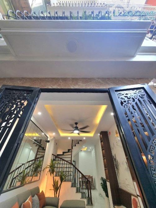 BÁN NHÀ 168 𝐏𝐡𝐨̂́ 𝐤𝐢𝐦 𝐆𝐢𝐚𝐧𝐠 35M2 X 5T GIÁ CHỈ 8.5 TỶ Ô TÔ DỪNG ĐỖ CỰC GẦN