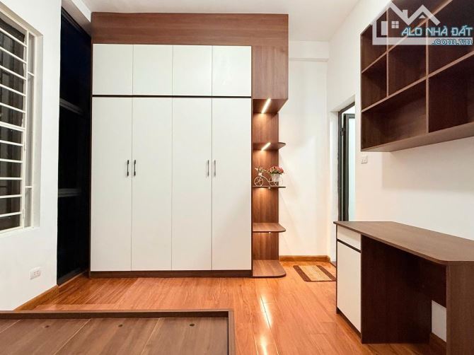 BÁN NHÀ CẦU GIẤY - DÂN XÂY - NGÕ NÔNG RỘNG - GẦN PHỐ - DÂN TRÍ CAO