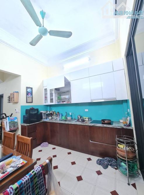 RỘNG ĐẸP, GIÁ TỐT, Ô TÔ VÀO GARA, TT CẦU GIẤY - NGUYỄN VĂN HUYÊN - 78M. 4 TẦNG. 23.7 TỶ