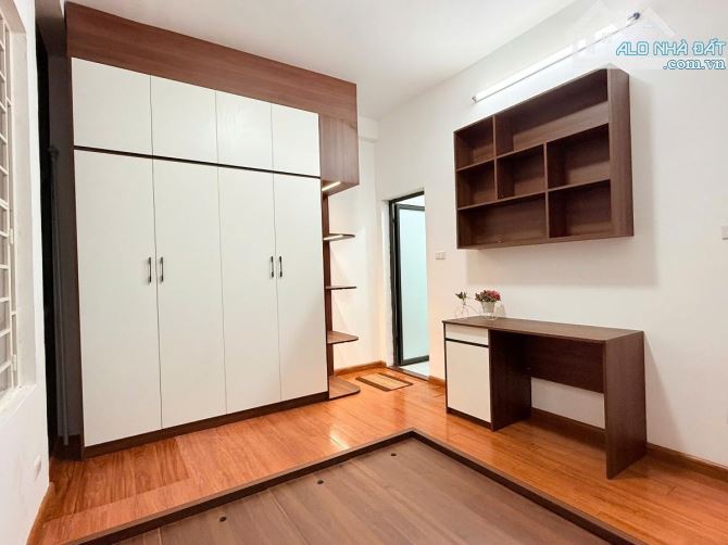 BÁN NHÀ CẦU GIẤY - DÂN XÂY - NGÕ NÔNG RỘNG - GẦN PHỐ - DÂN TRÍ CAO