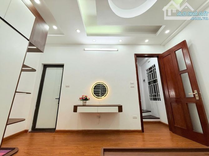 BÁN NHÀ CẦU GIẤY - DÂN XÂY - NGÕ NÔNG RỘNG - GẦN PHỐ - DÂN TRÍ CAO