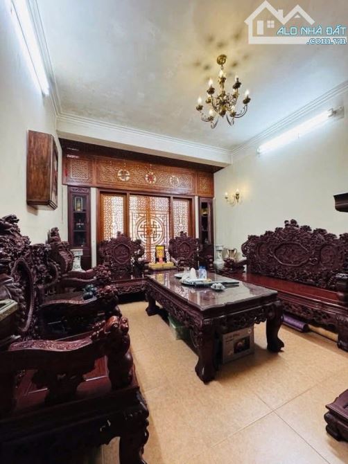 Một căn duy nhất, Phố Víp Nguyễn Văn Huyên - Ô tô đỗ cửa vào nhà, DT55m2 - 19.8 tỷ Hiếm