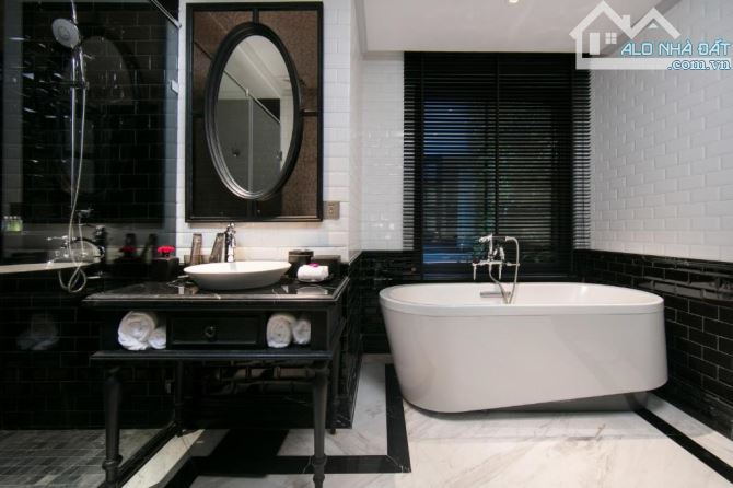 BÁN KHÁCH SẠN 5* 9 TẦNG X 179 M2 - MP ĐÌNH NGANG HOÀN KIẾM - DÒNG TIỀN 24tỷ/năm - GIÁ 250