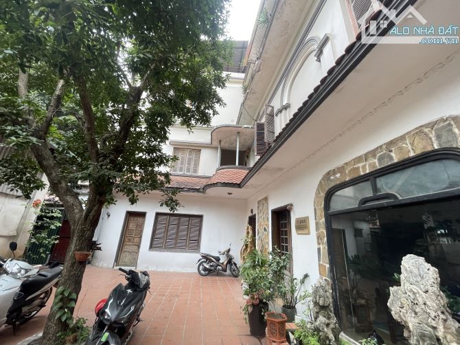 Chuyển nhượng 1200m2 đất mặt phố Đội Cấn quận Ba Đình.