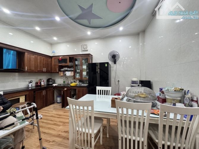 Bán nhà siêu Hot Nguyễn Khang, Cầu Giấy, Dt 89m2, 4 Tầng, Mt 4.5m, ô tô, kinh doanh, Nhỉnh